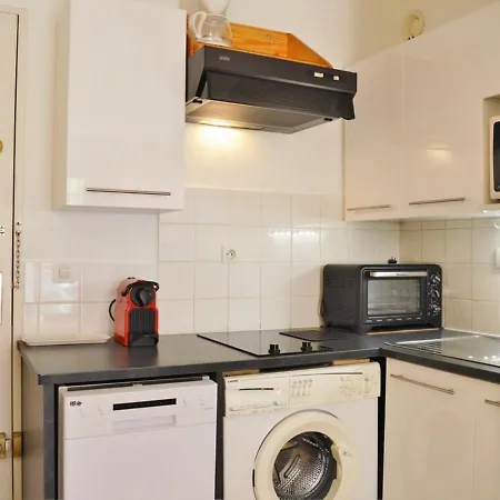 Climatise Avec Balcon Et Parking Privatif, A 100m De La - - Fr-1-251-352 Daire *