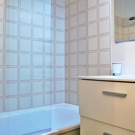 Climatisé Avec Balcon Et Parking Privatif, à 100m De La - - Fr-1-251-352 * Le Lavandou