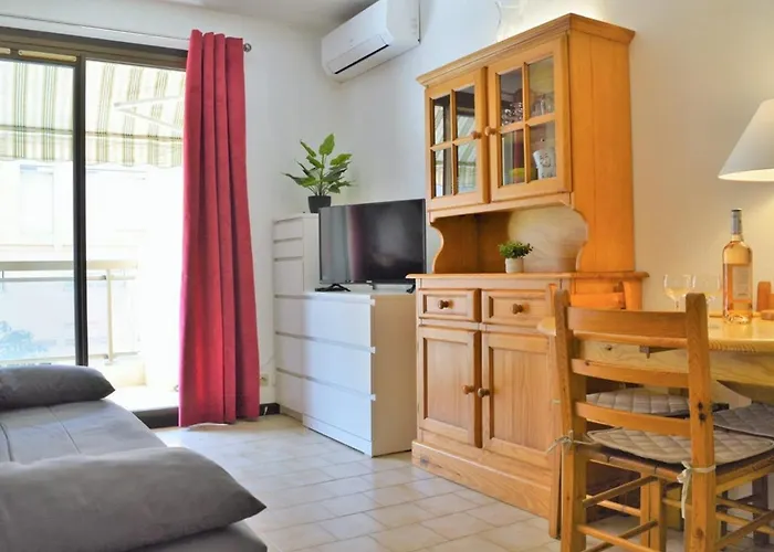 Climatise Avec Balcon Et Parking Privatif, A 100m De La - - Fr-1-251-352 * Le Lavandou