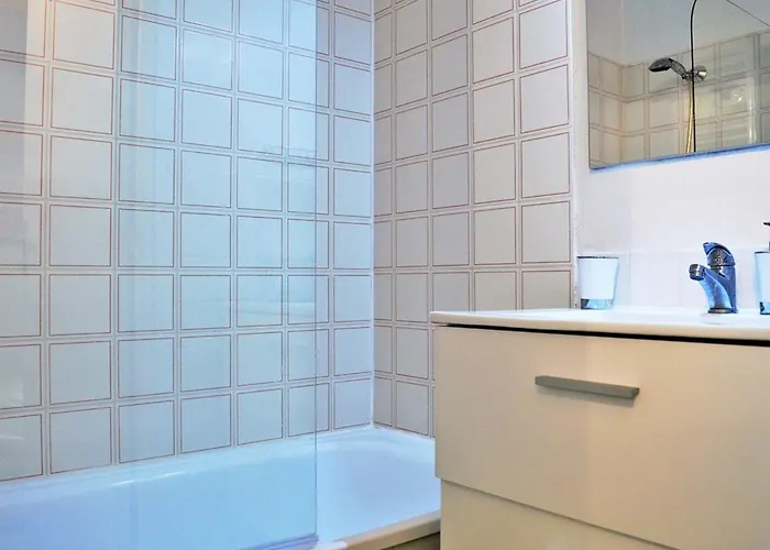 Climatise Avec Balcon Et Parking Privatif, A 100m De La - - Fr-1-251-352 * Le Lavandou